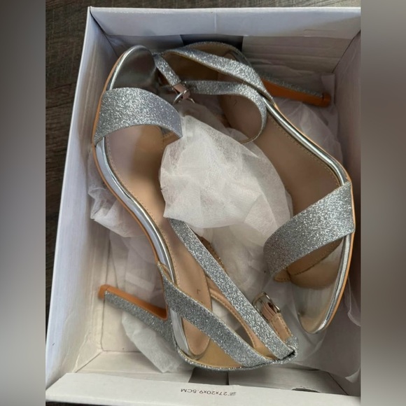 Shoes - New Silver Heels